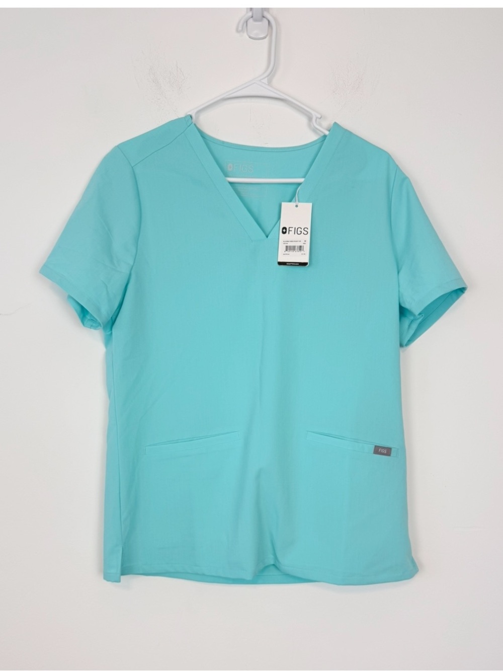 Figs Women’s Casma 3 Pocket Scrub Top in Aqua Blue. Size Medium. NWT.